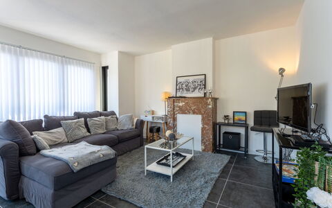 Centrally Located The Corner: Meubles, Design Intérieur, Canapé, Sol, Sol, Bois, Plafond, Salon, Pièce, Domicile