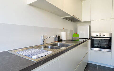 Centrally Located The Corner: Cuisine, Comptoir, Appareil De Cuisine, Design Intérieur, Sol, Principaux Appliance, Cabinetry, Bois, Evier, Sol