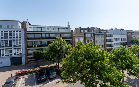 Centrally Located The Corner: Bâtiment, Jour, Fenêtre, Appartement, Ville, Zone Urbaine, Zone Résidentielle, Quartier, Ville, Façade