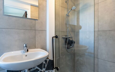 Centrally Located The Corner: Sol, Luminaire Plomberie, Sol, Salle De Bains, Design Intérieur, Douche, Tete De Douche, Plomberie, Robinet, Pièce