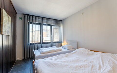 Centrally Located The Corner: Chambre, Plafond, Design Intérieur, Sol, Lit, Sol, Cadre De Lit, Pièce, Literie, Drap De Lit