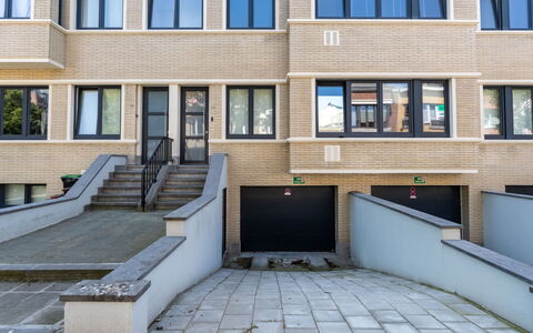 Centrally Located The Corner: Mur, Appartement, Façade, Architecture, Zone Résidentielle, Composite, Condominium, Domicile, Design Urbain, Balcon