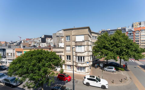 Centrally Located The Corner: Ciel, Bâtiment, Fenêtre, Ville, Zone Urbaine, Zone Résidentielle, Appartement, Voiture, Quartier, Ville