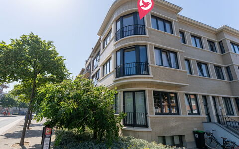 Centrally Located The Corner: Fenêtre, Appartement, Usage Mixte, Condominium, Bâtiment Commercial, Balcon