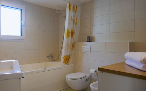 Cá Pórt Róss: Salle De Bains, Luminaire Plomberie, Sol, Sol, Design Intérieur, Mur, Lavabo, Évier, Baignoire, Robinet