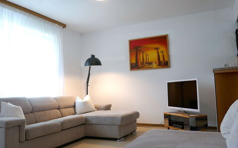 Cá Pórt Róss: Meubles, Design Intérieur, Sol, Canapé, Mur, Sol, Pièce, Bois, Salon, Plafond