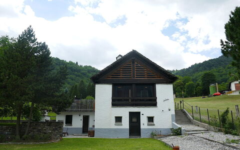 Olivone 611: Maison, Chalet, Domicile, Zone Rurale, Toit, Établissements Humains, Porte, Ferme, Village, Pelouse