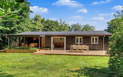 Fulla - 150M from the Sea: Bois, Chalet, Maison, Arbuste, Porte, Domicile, Toit, Jardin, Porche