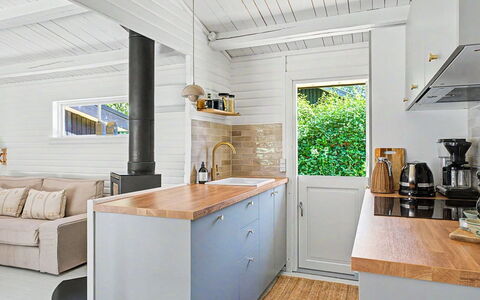 Fulla - 150M from the Sea: Sol, Cuisine, Comptoir, Design Intérieur, Bois, Principaux Appliance, Sol, Appareil De Cuisine, Meubles, Cabinetry