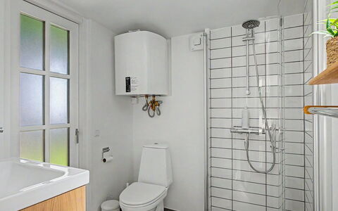 Fulla - 150M from the Sea: Siège De Toilette, Salle De Bains, Toilette, Luminaire Plomberie, Mur, Sol, Design Intérieur, Sol, Évier, Lavabo