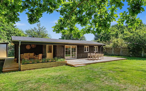 Fulla - 150M from the Sea: Maison, Domicile, Chalet, Jardin, Porte, Couverture De Sol, Ferme, Pelouse, Cour