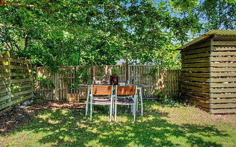 Fulla - 150M from the Sea: Bois, Jardin, Arrière-Cour, Ombre, Pelouse, Mobilier De Jardin, Cour, Clôture, Dur, Accueil Escrime