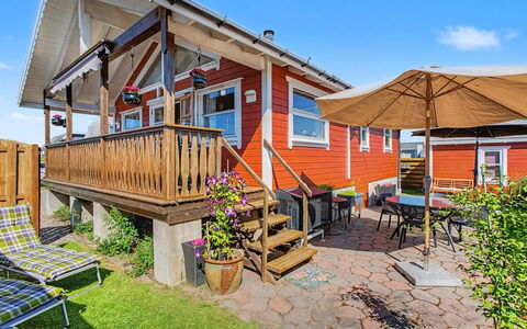 Evdokija - 50M from the Sea: Fenêtre, Maison, Domicile, Chalet, Porche, Toit, Siding, Plate-Forme, Ombre, Cour