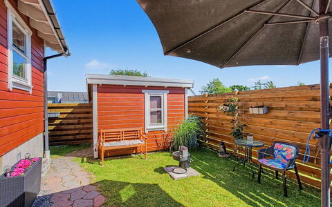 Evdokija - 50M from the Sea: Domicile, Jardin, Siding, Tache De Bois, Cour, Chalet, Mobilier De Jardin, Pelouse, Arrière-Cour, Chaise