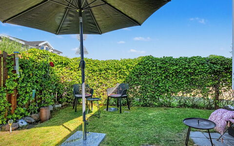 Evdokija - 50M from the Sea: Parapluie, Meubles, Mobilier De Jardin, Jardin, Ombre, Tableau De Plein Air, Chaise, Pelouse, Aménagement Paysager, Arrière-Cour