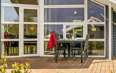 Skakke - 350M to the Fjord: Porte, Porche, Chaise, Dur, Plate-Forme, Ombre, Biens, Tache De Bois, Mobilier De Jardin, Conception