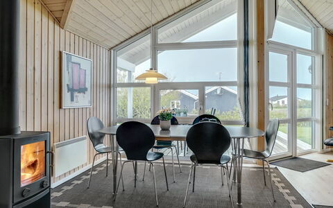 Skakke - 350M to the Fjord: Bois, Plafond, Design Intérieur, Meubles, Sol, Sol, Salon, Domicile, Chaise, Pièce