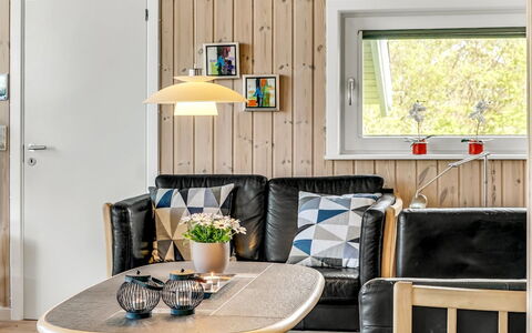 Skakke - 350M to the Fjord: Meubles, Design Intérieur, Sol, Bois, Sol, Éclairage, Pièce, Domicile, Luminaire, Salon