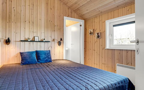 Skakke - 350M to the Fjord: Bois, Plafond, Design Intérieur, Chambre, Dur, Tache De Bois, Planche, Cadre De Lit, Lit, Luminaire