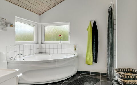 Skakke - 350M to the Fjord: Sol, Design Intérieur, Luminaire Plomberie, Baignoire, Sol, Plomberie, Salle De Bains, Plafond, Tuile, Robinet