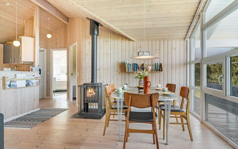 Skakke - 350M to the Fjord: Bois, Sol, Design Intérieur, Plafond, Sol, Luminaire, Meubles, Pièce, Parquet, Cuisine