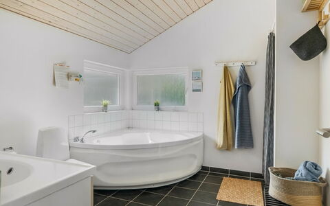 Skakke - 350M to the Fjord: Luminaire Plomberie, Design Intérieur, Sol, Plafond, Sol, Baignoire, Salle De Bains, Plomberie, Robinet, Pièce