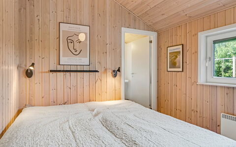 Skakke - 350M to the Fjord: Bois, Chambre, Lit, Literie, Drap De Lit, Cadre De Lit, Plafond, Domicile, Design Intérieur, Sol
