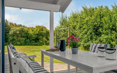 Skakke - 350M to the Fjord: Meubles, Chaise, Mobilier De Jardin, Table, Bois, Table Cuisine Et Salle A Manger, Tableau De Plein Air, Porche, Ombre, Table Basse