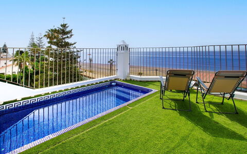La Samba Beachfront: Piscine, Pelouse, Jardin, Gazon Artificiel, Aménagement Paysager, Balcon, Biens, Recours, Clôture, Cour