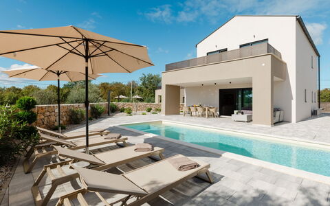 Delight: Zone Résidentielle, Appartement, Biens, Recours, Manoir, Balcon, Villa, Piscine