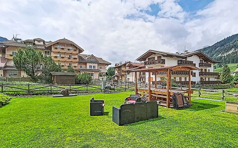 Edelweiss: Meubles, Design Intérieur, Sol, Sol, Parquet, Bois, Chaise, Plafond, Table Cuisine Et Salle A Manger, Table