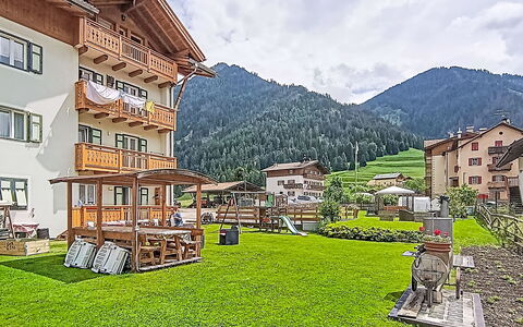 Edelweiss: Meubles, Design Intérieur, Sol, Sol, Parquet, Bois, Chaise, Plafond, Table Cuisine Et Salle A Manger, Table