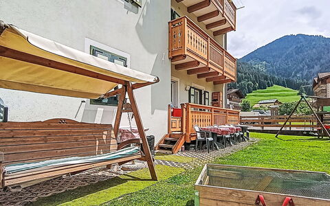 Edelweiss: Meubles, Design Intérieur, Sol, Sol, Parquet, Bois, Chaise, Plafond, Table Cuisine Et Salle A Manger, Table