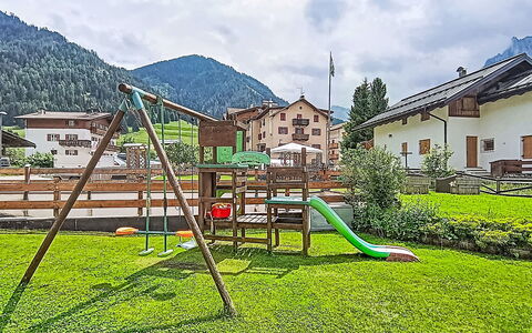 Edelweiss: Meubles, Design Intérieur, Sol, Sol, Parquet, Bois, Chaise, Plafond, Table Cuisine Et Salle A Manger, Table