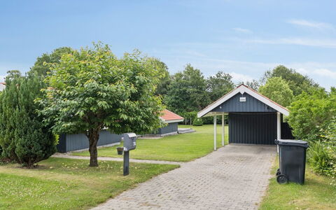 Naninja - 680M from the Sea: Toit, Domicile, Ombre, Pelouse, Jardin, Chalet, Batiments Jardin, Cour, Aménagement Paysager, Allée