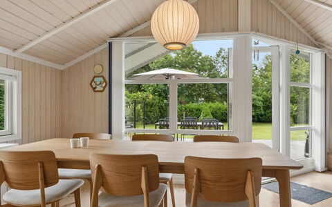 Naninja - 680M from the Sea: Sol, Design Intérieur, Bois, Meubles, Sol, Plafond, Table Cuisine Et Salle A Manger, Parquet, Table, Salle À Manger
