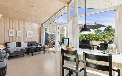 Eerika - 1Km from the Sea: Bois, Design Intérieur, Sol, Plafond, Sol, Meubles, Salon, Canapé, Domicile, Parquet