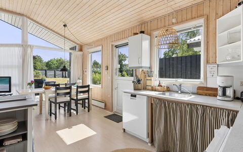 Eerika - 1Km from the Sea: Bois, Domicile, Chalet, Porte, Porche, Dur, Ombre, Plate-Forme, Tache De Bois