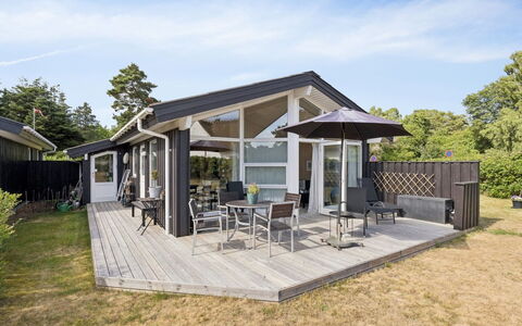 Eerika - 1Km from the Sea: Domicile, Maison, Toit, Porche, Chalet, Porte, Ombre, Biens, Siding, Plate-Forme