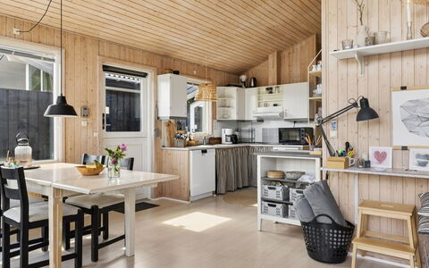 Eerika - 1Km from the Sea: Cuisine, Bois, Meubles, Plafond, Design Intérieur, Comptoir, Principaux Appliance, Domicile, Appareil De Cuisine, Table Cuisine Et Salle A Manger