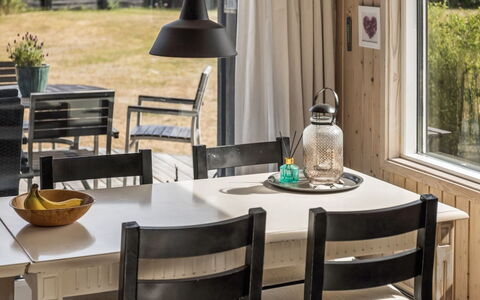 Eerika - 1Km from the Sea: Meubles, Design Intérieur, Table, Sol, Chaise, Bois, Table Cuisine Et Salle A Manger, Salle À Manger, Sol, Luminaire