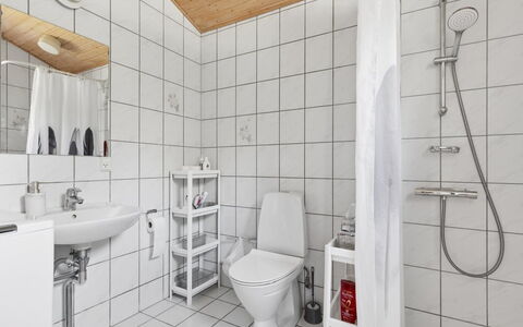 Eerika - 1Km from the Sea: Sol, Sol, Luminaire Plomberie, Design Intérieur, Plafond, Toilette, Évier, Siège De Toilette, Salle De Bains, Tuile