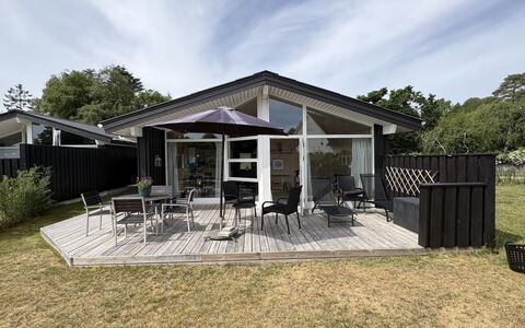 Eerika - 1Km from the Sea: Toit, Maison, Domicile, Porte, Porche, Chalet, Ombre, Biens, Cour, Siding