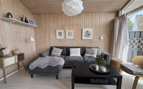 Eerika - 1Km from the Sea: Meubles, Design Intérieur, Bois, Sol, Plafond, Sol, Luminaire, Canapé, Éclairage, Salon