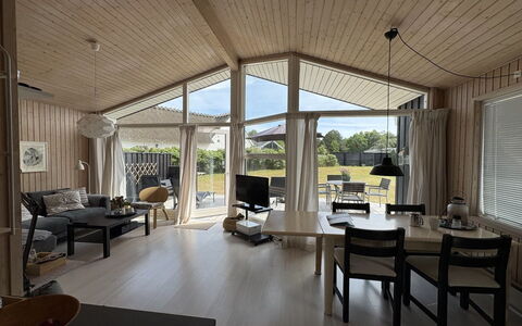 Eerika - 1Km from the Sea: Bois, Domicile, Plafond, Chalet, Ombre, Salon, Chaise, Dur, Conception, Table Cuisine Et Salle A Manger