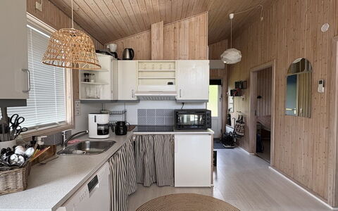 Eerika - 1Km from the Sea: Bois, Design Intérieur, Plafond, Meubles, Sol, Sol, Cuisine, Domicile, Comptoir, Pièce