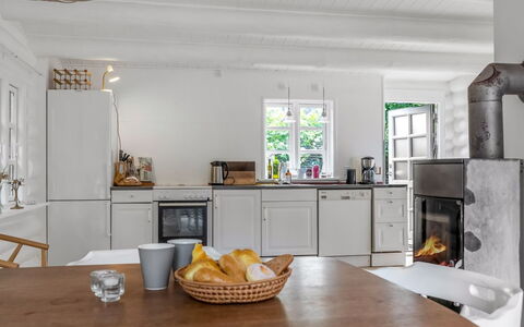 Armund - 50M from the Sea: Sol, Design Intérieur, Meubles, Bois, Plafond, Sol, Cuisine, Pièce, Éclairage, Domicile