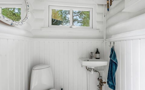 Armund - 50M from the Sea: Luminaire Plomberie, Plomberie, Robinet, Salle De Bains, Plafond, Toilette, Évier, Luminaire, Conception, Dur