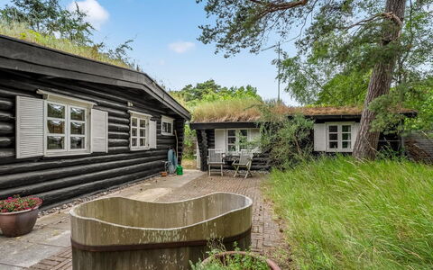 Armund - 50M from the Sea: Bois, Chalet, Domicile, Jardin, Arrière-Cour, Cour, Mobilier De Jardin, Biens, Batiments Jardin, Ombre