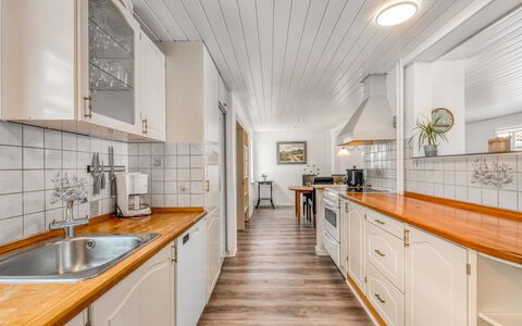 Sinikka - 600M to the Fjord: Sol, Bois, Sol, Parquet, Plafond, Design Intérieur, Domicile, Comptoir, Cuisine, Tache De Bois